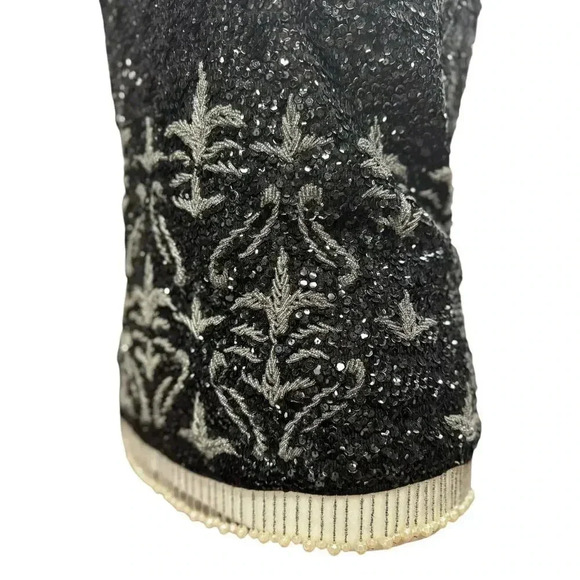 Hand Full Fashioned Gorgeous Silver & Black Hand Beaded Wool Tank Zip Up Back
M - Picture 10 of 16